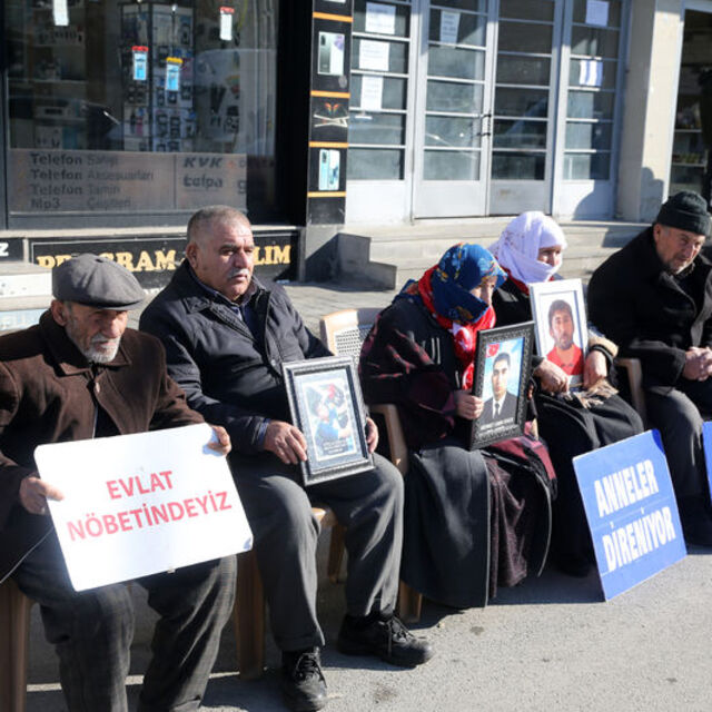 Muşlu ailelerin "evlat nöbeti"