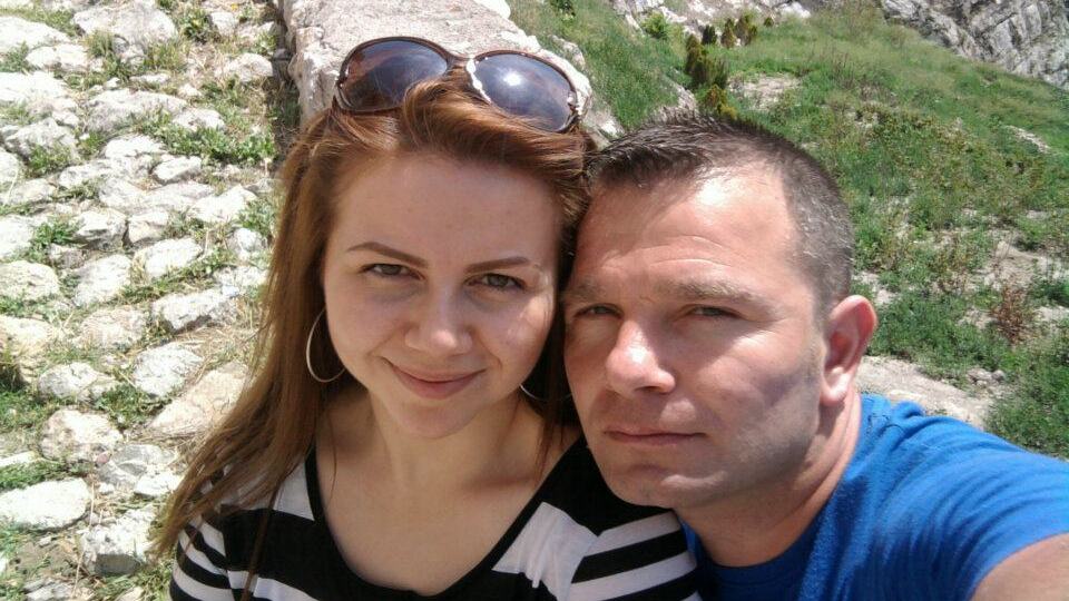 Tuzak kurduğu karısını bıçakladı!