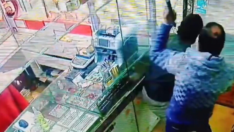 Oyuncak silahla soygun!