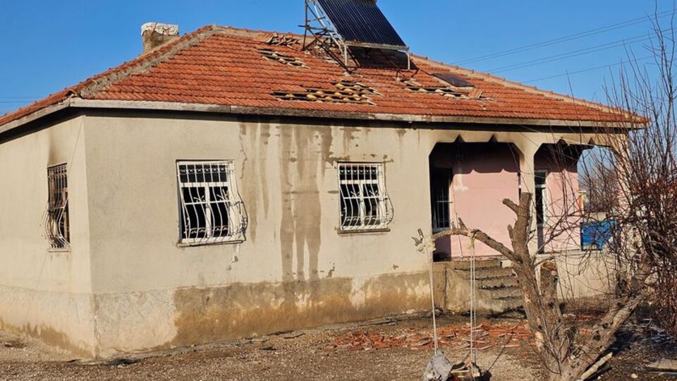 Yangında dumandan zehirlenen kadın öldü