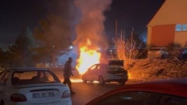 Aracı yanarken videoya çekti
