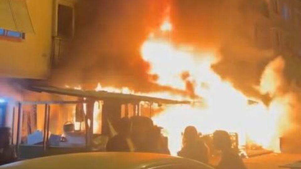 Antalya'da spot dükkanı ateşe verildi: 1 ölü, 2 yaralı