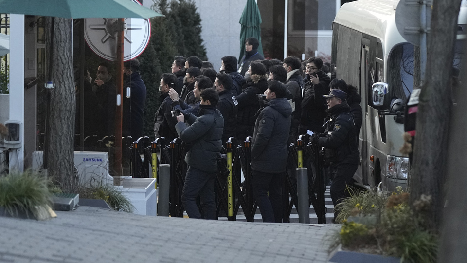Güney Kore'nin azledilen lideri tutuklamaya direndi