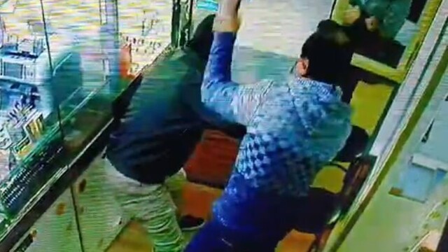 Trajikomik soygun kamerada! Kuyumcu feci dövdü!