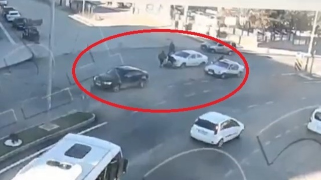 Peş peşe 3 otomobil çarptı!