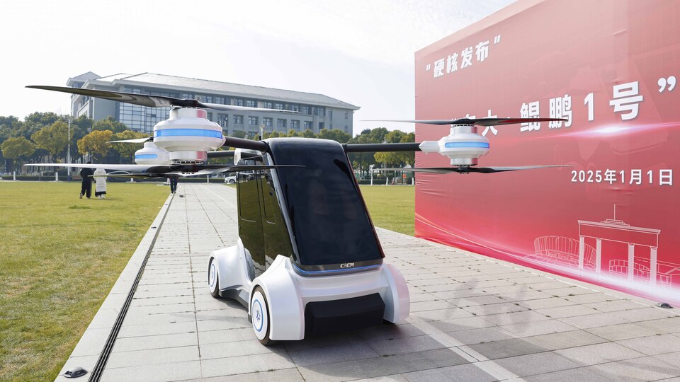 Çin elektrikli uçan arabasını tanıttı