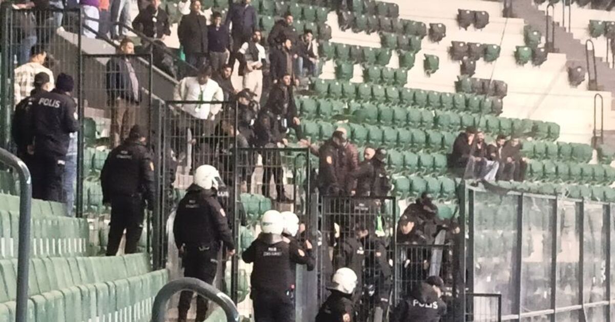 試合中に警察官が負傷し7人が拘束された