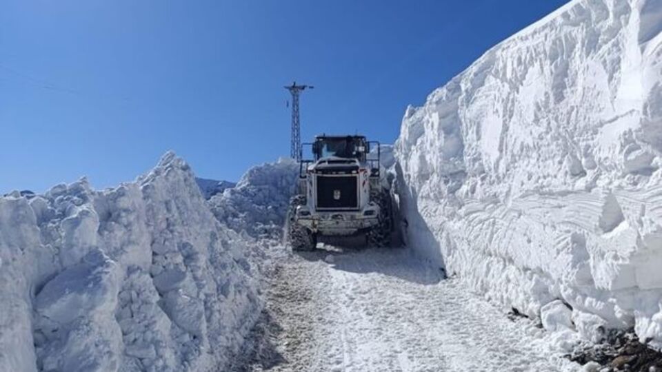 Yüksekova'da 3 metrelik kar tünelleri