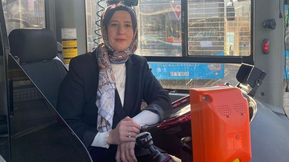 Soma'nın ilk kadın halk otobüsü şoförü oldu