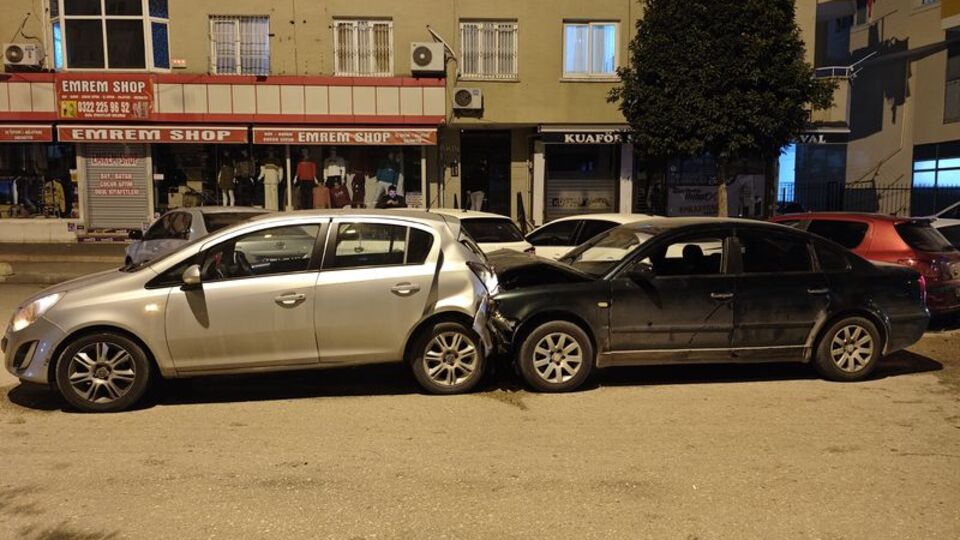 Otomobil park halindeki 5 araca çarptı: 3 yaralı