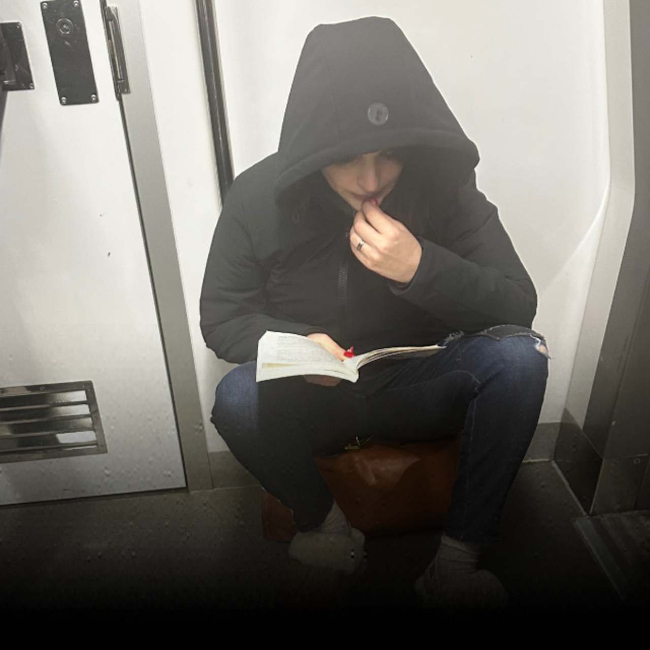 Ünlü oyuncu metroda yere oturdu
