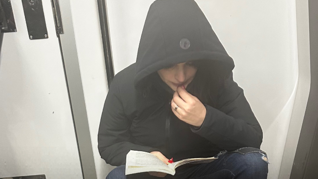 Ünlü oyuncu metroda yere oturdu