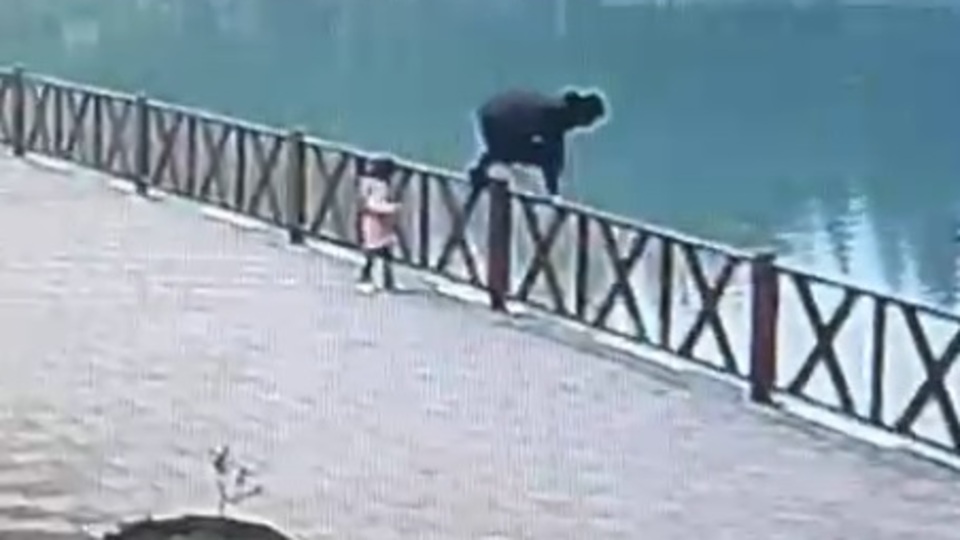 Korku dolu saniyeler! Göle düşen kızını kurtardı