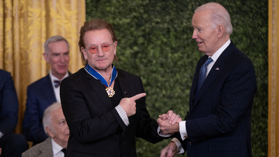 Özgürlük madalyası dağıttı