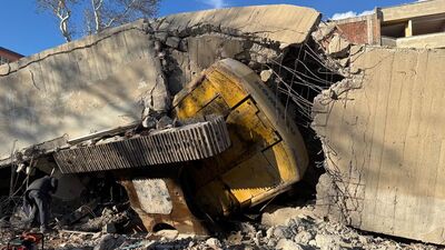 Bina iş makinesinin üzerine çöktü!