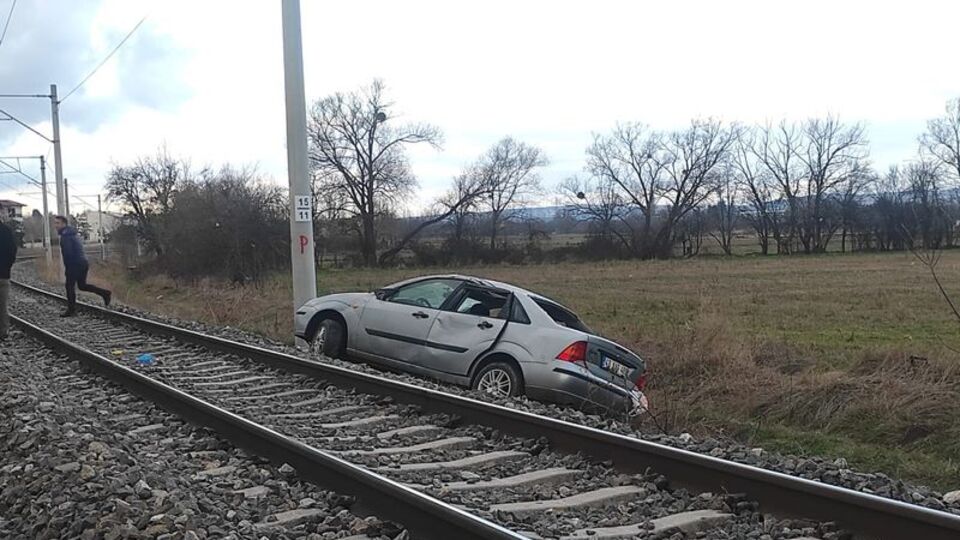 Polisten kaçarken demir yoluna devrildi
