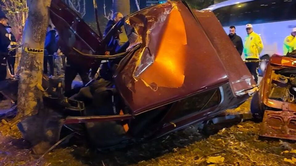 Otomobil ağaca çarptı: 2 ölü, 1 yaralı
