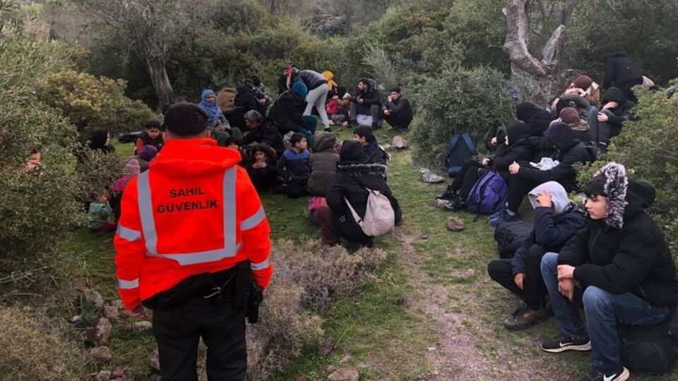 İzmir'de 48 düzensiz göçmen yakalandı