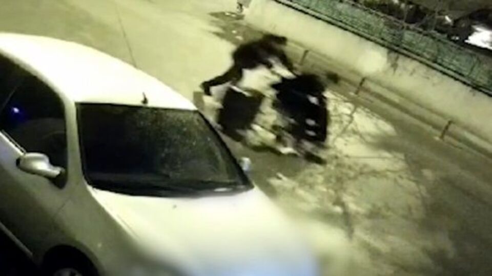 Tekerlekli sandalye çaldılar! O anlar kamerada