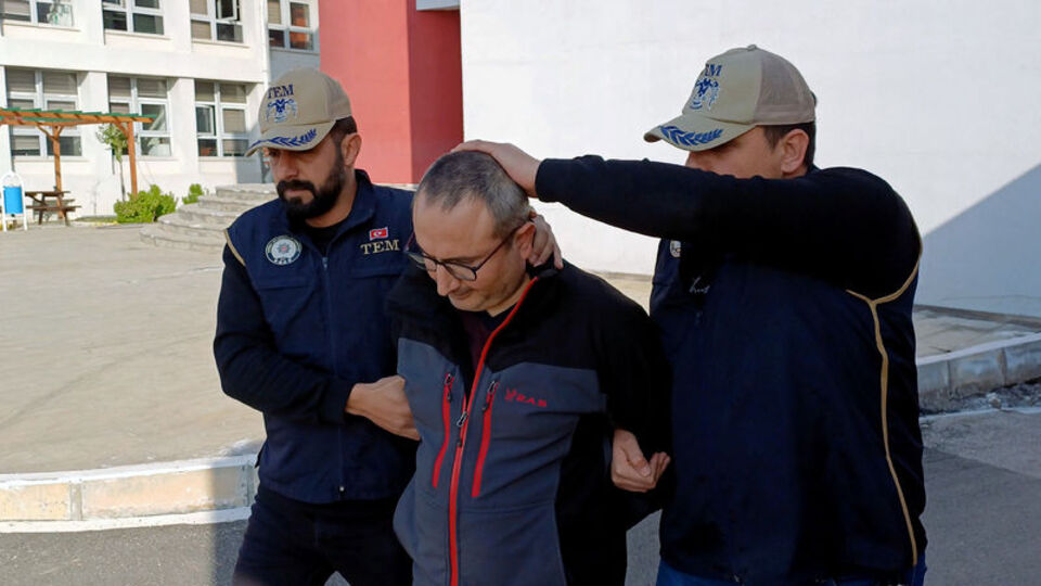 Firari yüzbaşı Adana'da yakalandı