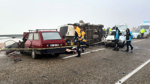 Aşırı sis ve zincirleme kaza! Can kayıpları ve yaralılar var!
