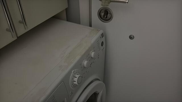 Yerinden oynayan çamaşır makinesi yüzünden evlerine giremediler!