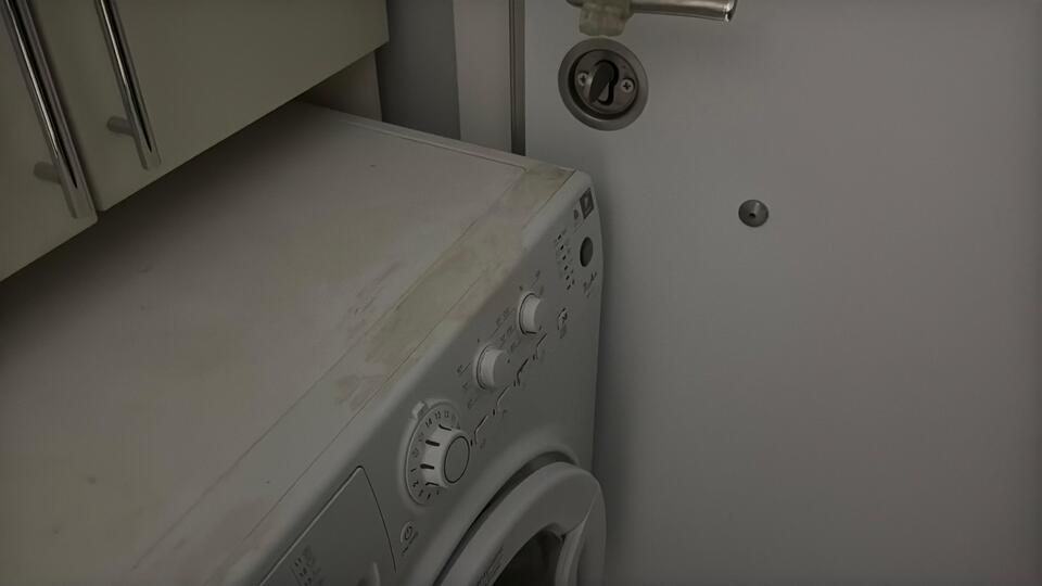 Yerinden oynayan çamaşır makinesi yüzünden evlerine giremediler!