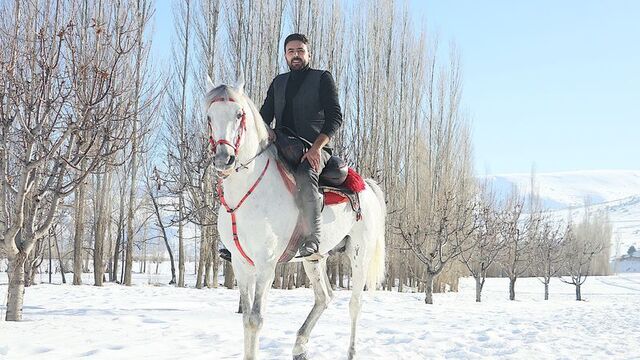 Bayburtlu ciritçi ile atının ilgi çeken dostluğu