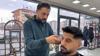 Müşterilerini, iguana Escobar ile tıraş ediyor