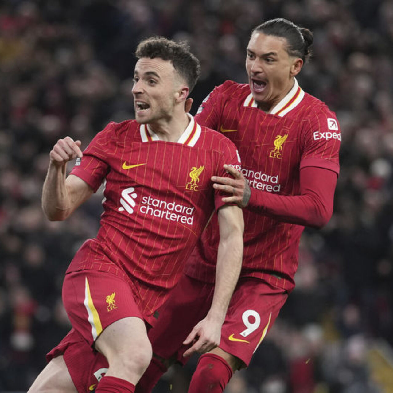 Liverpool, puan kaybına rağmen zirveye tutundu!