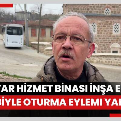 Mahalle muhtarı hizmet binası inşa edilmesi talebiyle oturma eylemi yaptı