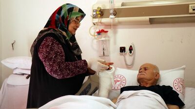 Kopan eli saatler süren ameliyatla dikildi