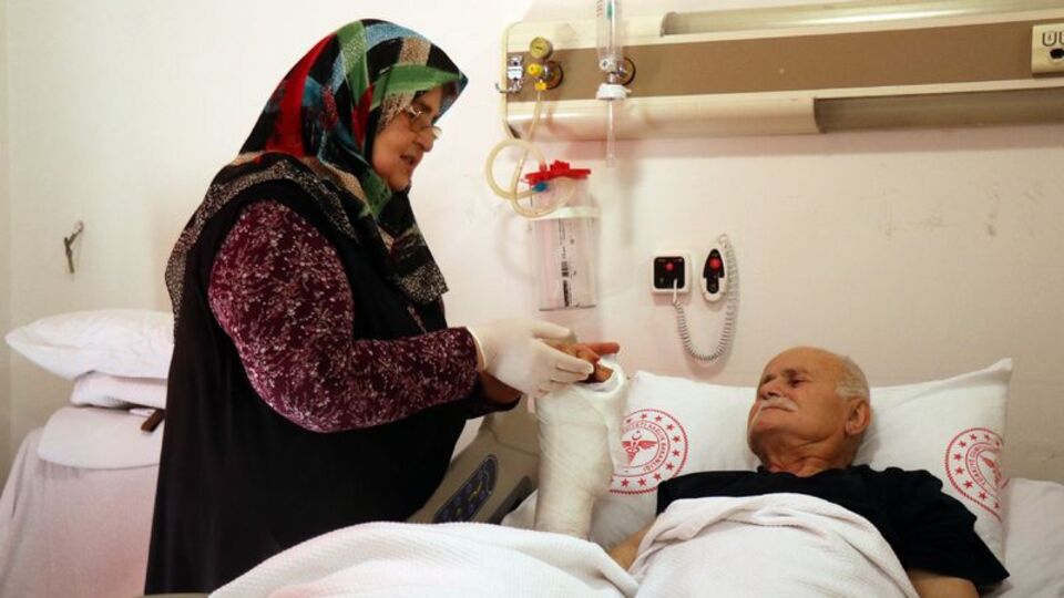 Kopan eli saatler süren ameliyatla dikildi