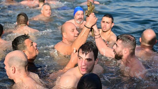 Denizden haç çıkarma töreni