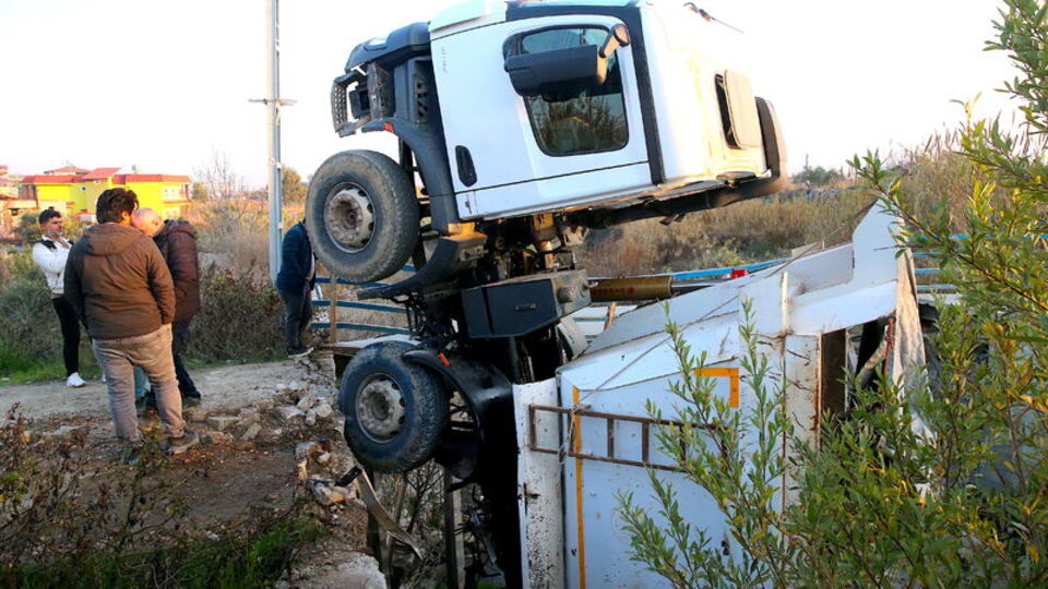 Hatay'da köprü çöktü! Kamyon dereye düştü