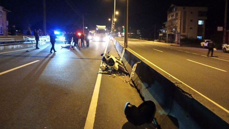 Bariyerlere çarpan motosikletin sürücüsü öldü