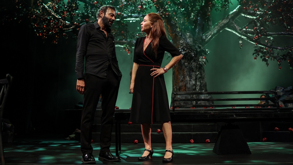 'Aşk Biter mi?'yi 2200 kişi aykta alkışladı