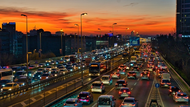 İstanbul'da sürücülerin 105 saati trafikte geçiyor!
