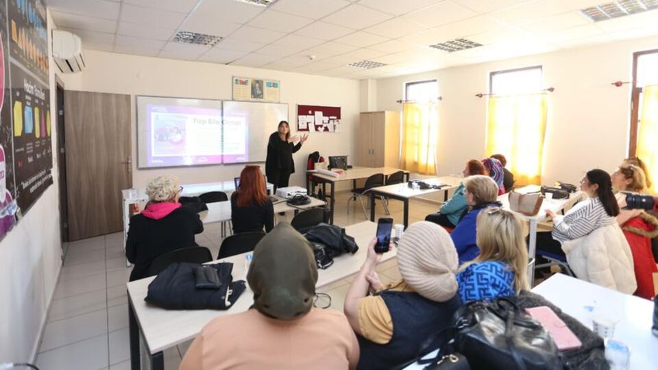 Kepez'de kadınlara güvenli internet eğitimi