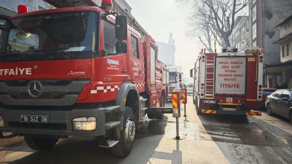 Bursa'da mobilya imalathanesinde yangın