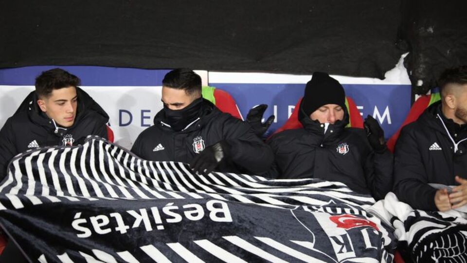 Beşiktaşlı futbolcular battaniyeye sarıldı