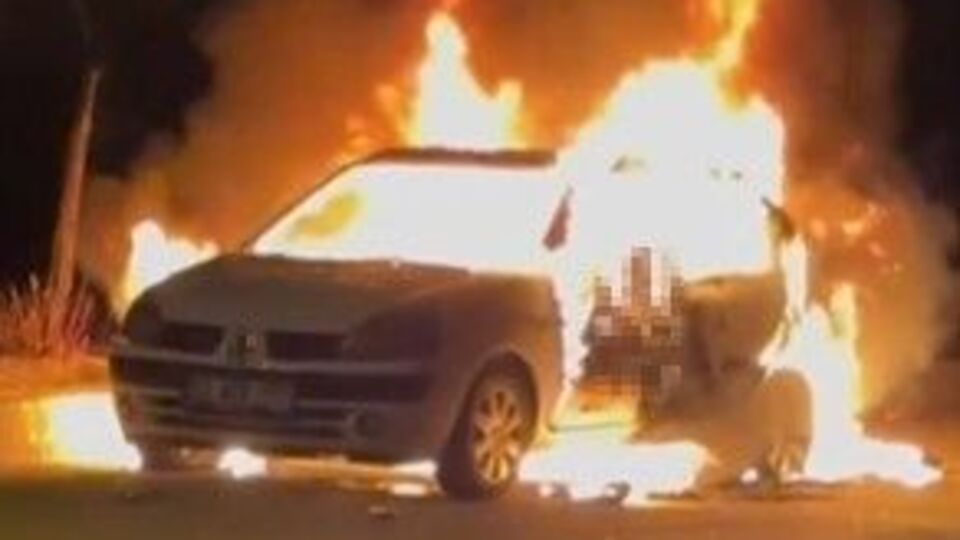 Kendini aracıyla birlikte ateşe verdi