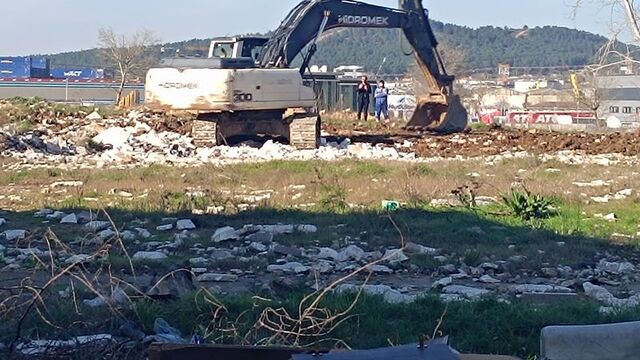 Tuzla'da moloz yığınları temizliği