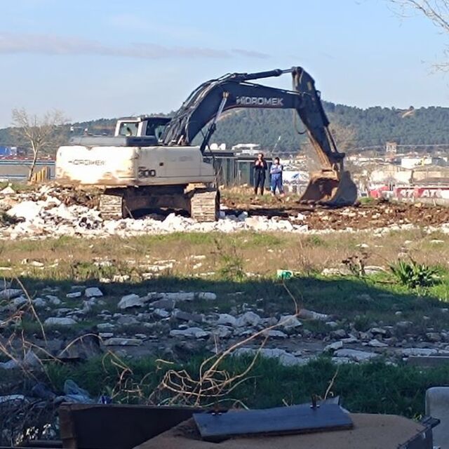 Tuzla'da moloz yığınları temizliği