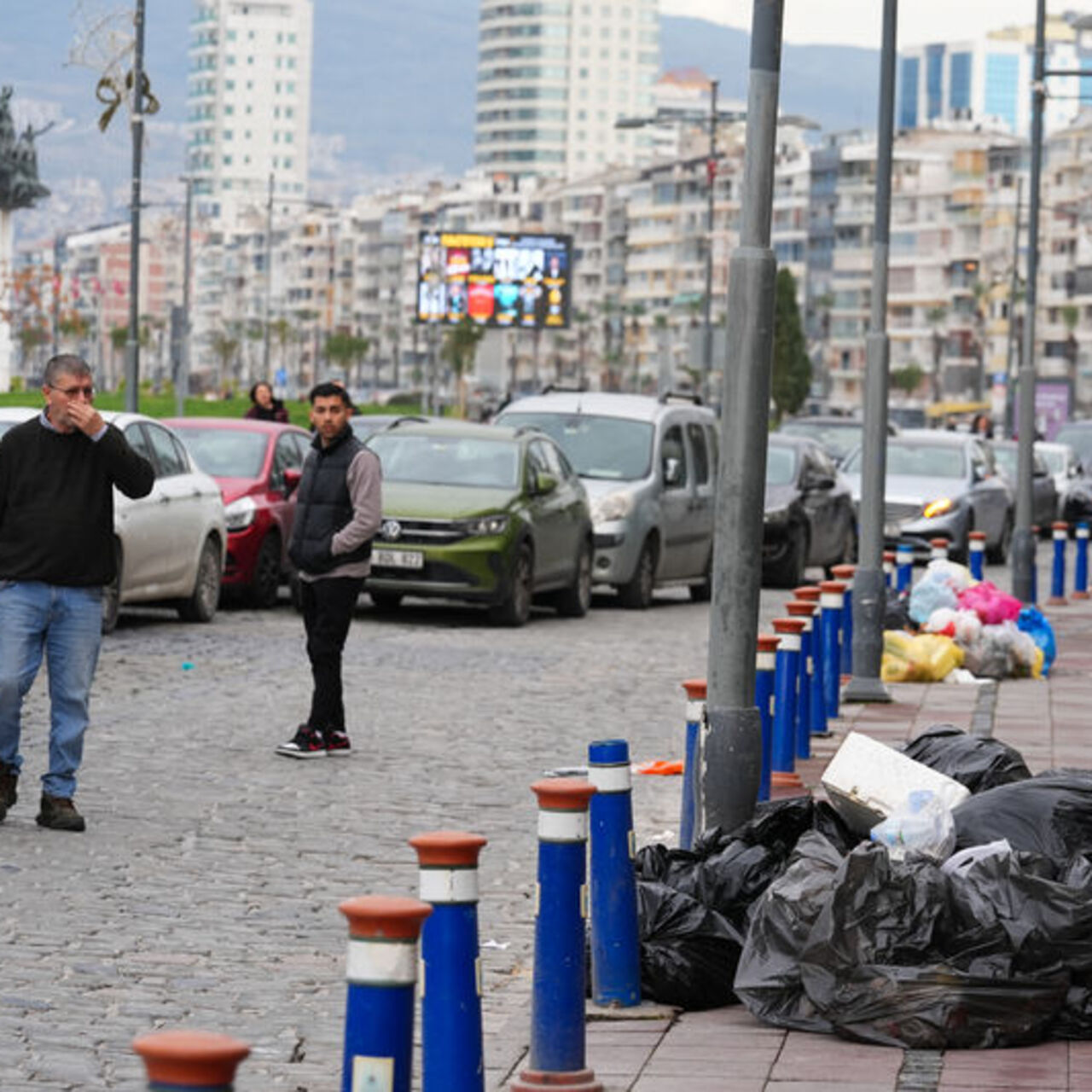 İzmir'de eylem nedeniyle çöp yığınları oluştu