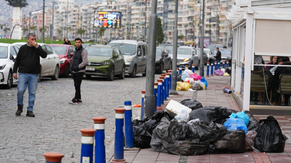 İzmir'de eylem nedeniyle çöp yığınları oluştu