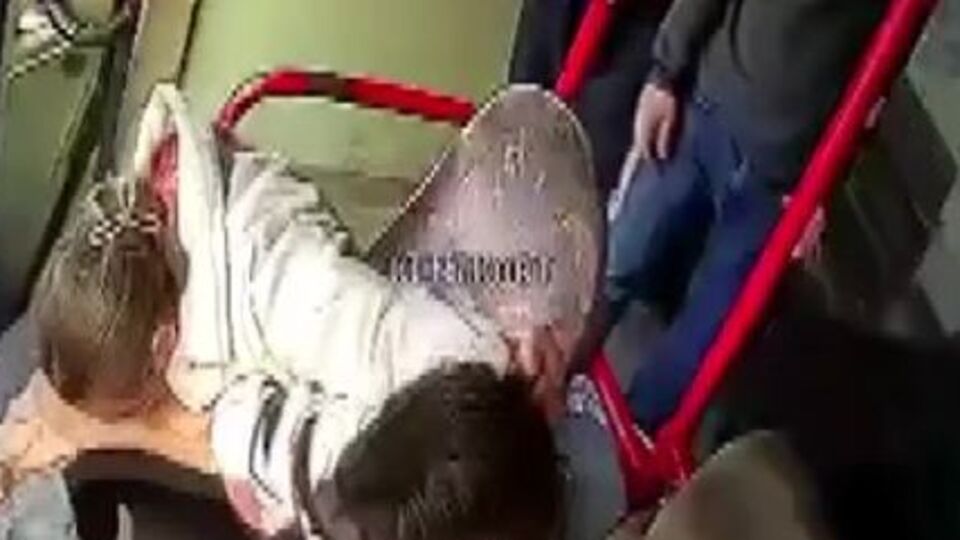 Otobüs kullanan kocasını ısırıp bıçakladı!