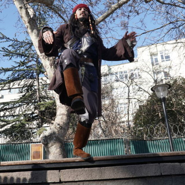 'Jack Sparrow' kostümüyle Ankara sokaklarında gezdi