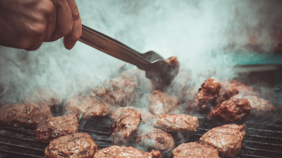 Biberde domates köfte ve kıymada kanatlı et