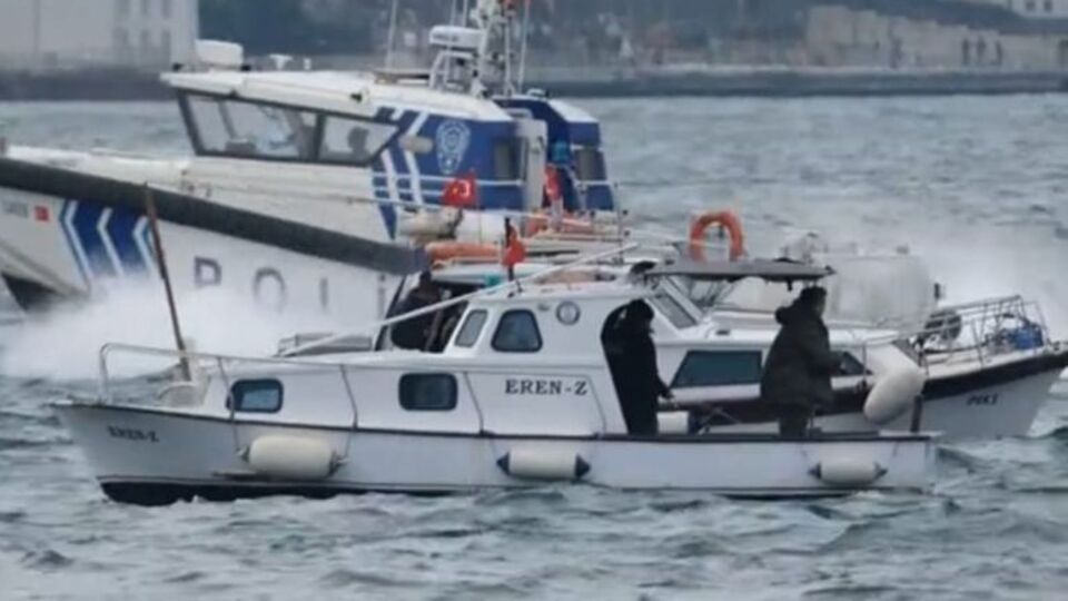 Dalganın vurduğu teknedeki balıkçı denize düştü!